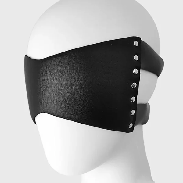 masque BDSM avec rivets décoratifs